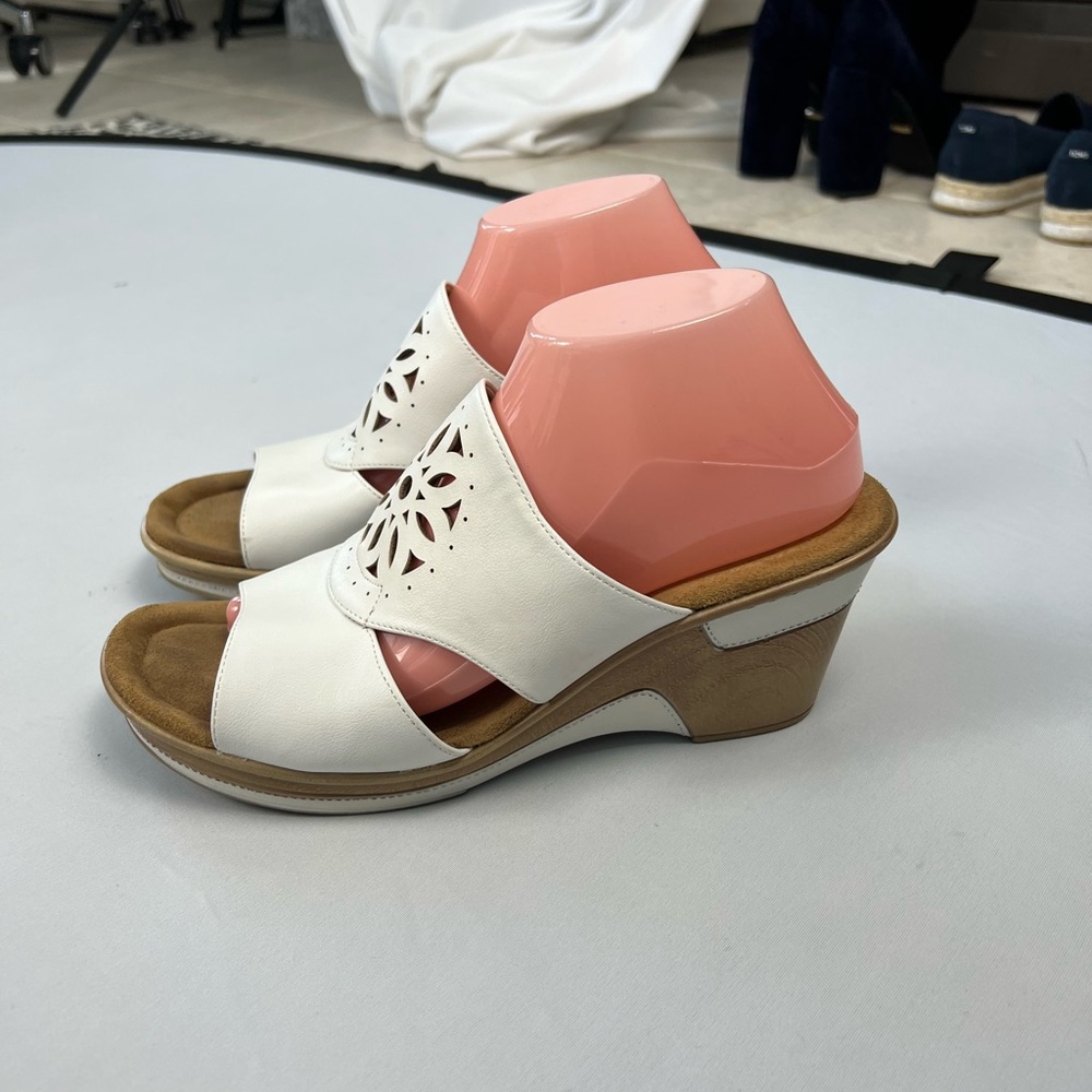 Natural Soul Rhonda White Sandals - Size 10